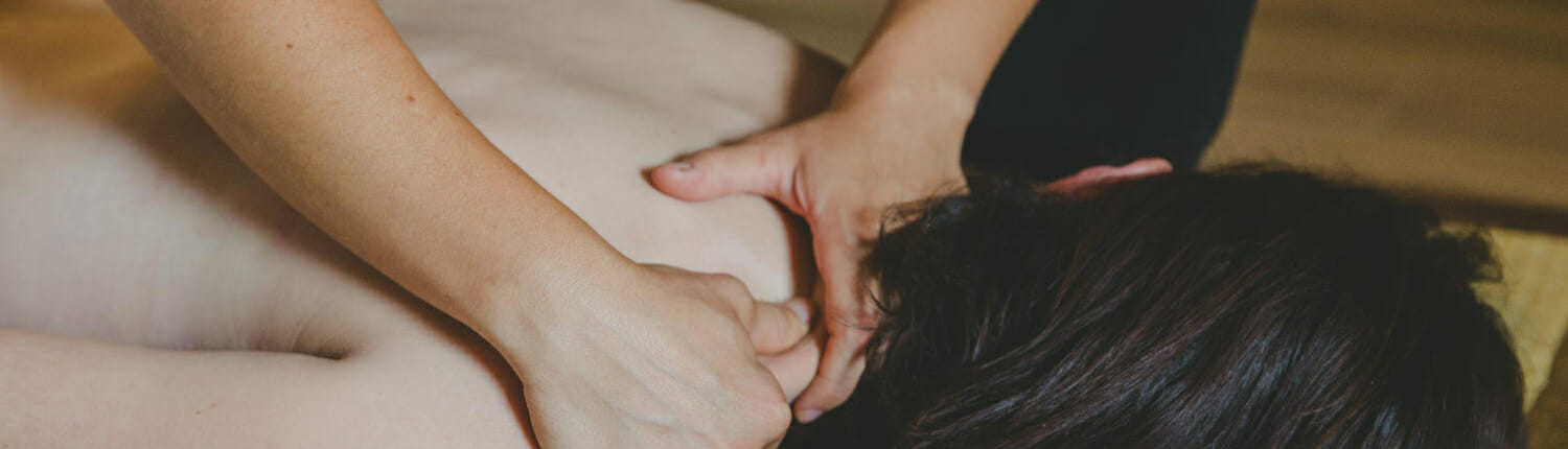 massage suédois des trapèzes supérieurs, par pétrissage.